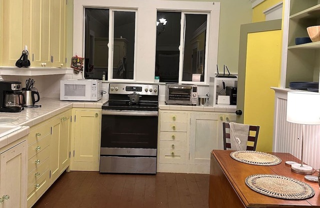 Da Jungalow sleeps 4, 10 minutes from Pahoa town, Kalapana and Black Sand Beach!