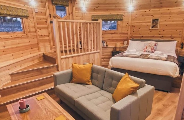 Cosy Cabin on 20 Acre Private Estate - Owl Lodge