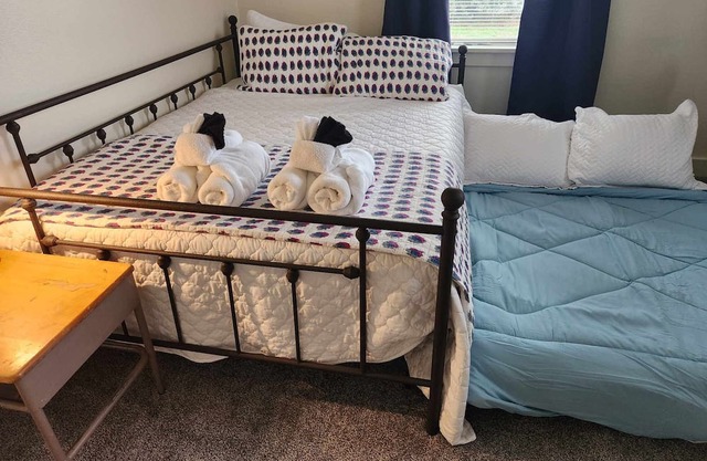King Bed Pet Friendly ISU Park House Seconds to Pool and Zoo in Summer