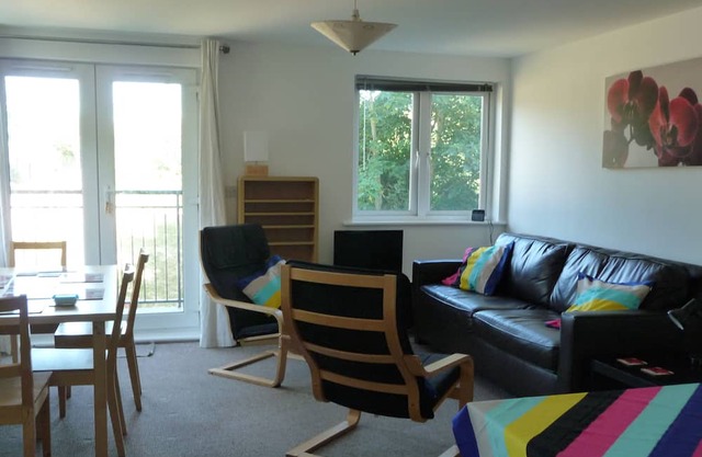 Sleeps 5 , 2 bathrooms & free parking & a few minutes walk to city centre!