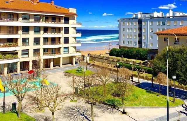 Central apartment 50m from the beach