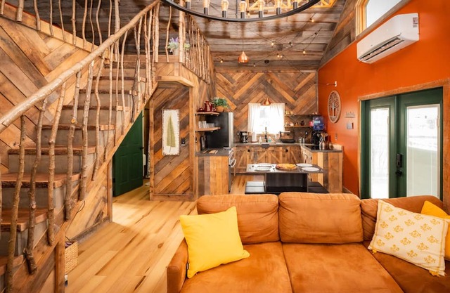 Treehouse Hot tub on 60 Acre Farm Near Downtown