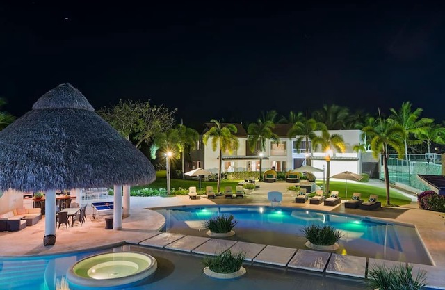 Luxurious 8-bedroom Dreamy Villa