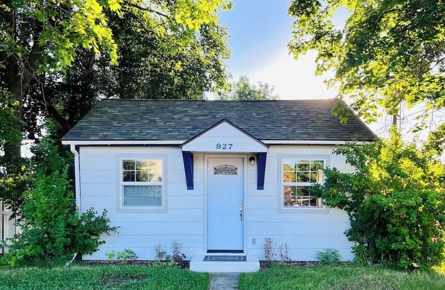 Little White Cottage : Fenced Yard : 2 BD