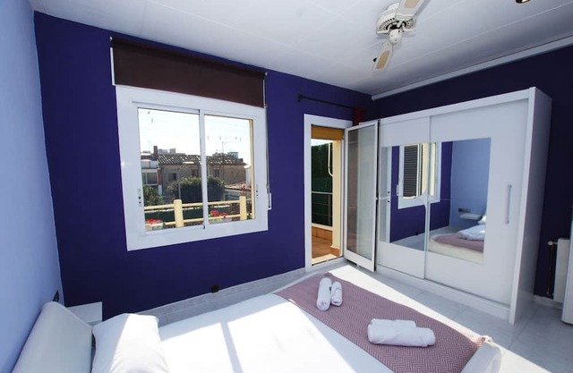 Sant Jordi - House Near Train Station and Beach