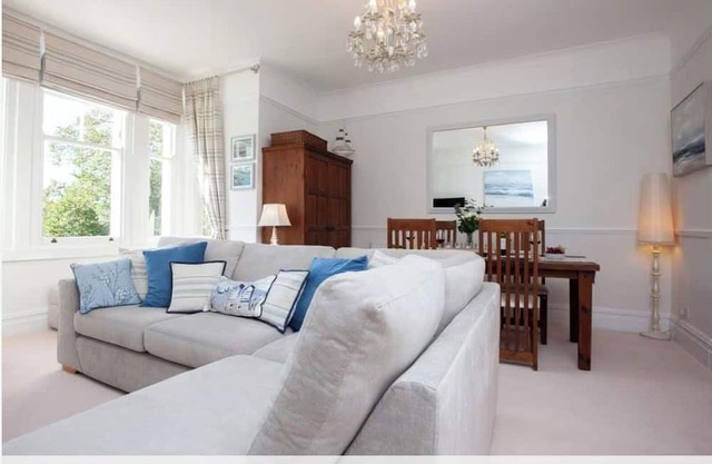 Chic Torquay Two Bed Two Bath Apartment w/ Parking Close To Beach & Restaurants