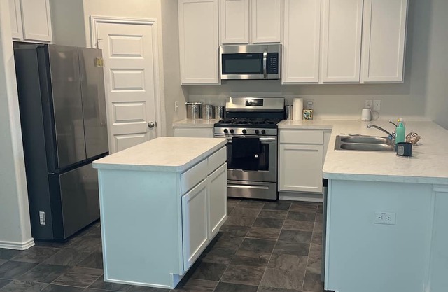 Spacious 5-bedroom house in charming Cypress with AC with Theater room!