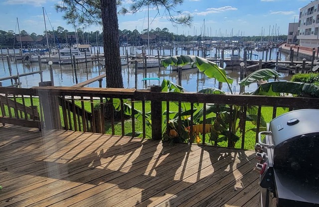 Charming 3-bedroom waterfront townhome with WiFi, AC in welcoming League City