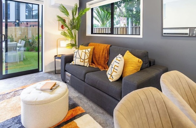 Modern Hideaway: 2-Bed Townhouse