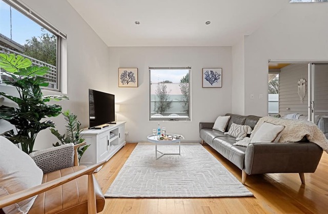 Leafy Lane Villa - 1 Min To Main Street