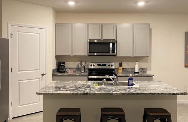 Charming 3-bedroom house in Wesley Chapel with WiFi and AC