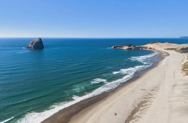 Bright Beachfront Bungalow w/hot tub situated next to Cape Kiwanda Park