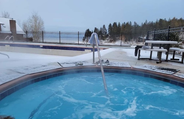 Cozy 2-bedroom condo on the lake at Peaceful Bay Resort