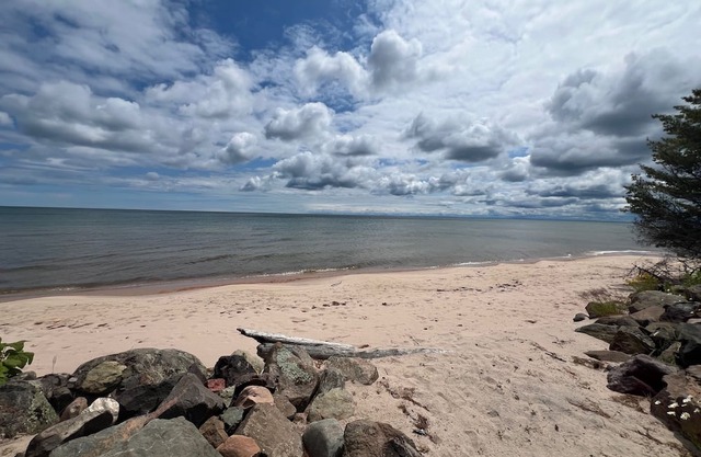 Charming 2-bedroom cottage on Lake Superior