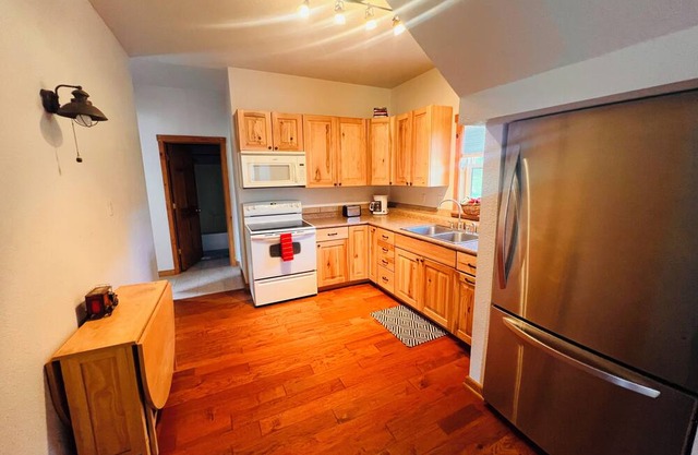 Charming 3-bedroom House with WiFi in Serene Nemo