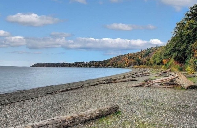 12 miles from Seattle. Puget sound views, beach access, pool, jacuzzi.