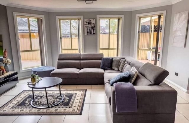 KozyGuru | Prestons Dream Holiday House + Parking