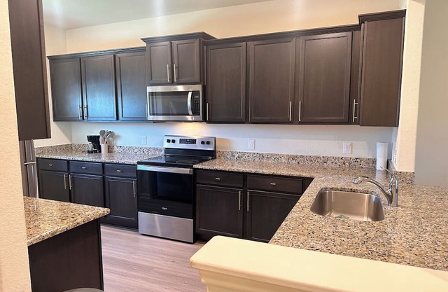 Spacious 5-bedroom house in welcoming Humble… Minutes to AIH Airport!