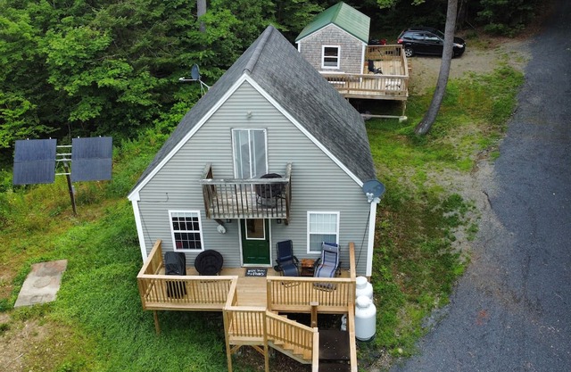 Cozy 1 bedroom cabin with a loft, living space with internet, and a creek!