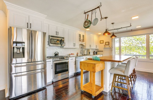 Hopatcong Lake House: Kayaks, Hot Tub, Boat Slip!