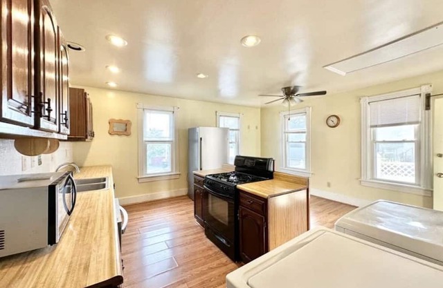 Charming 3-bedroom townhome with AC, WiFi in enchanting Danville