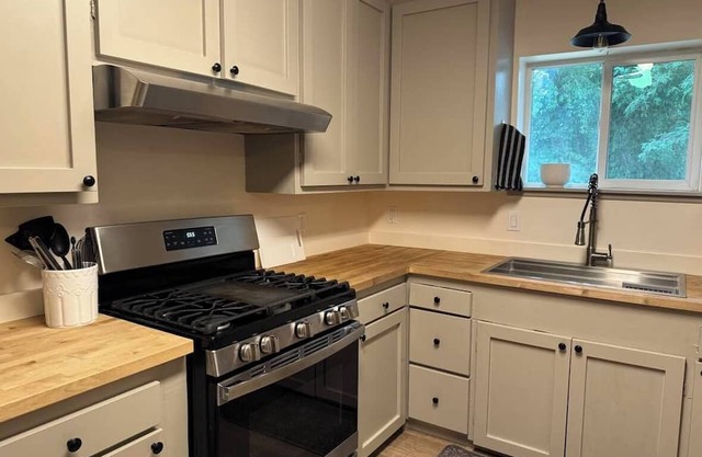 Hop Yard Cottage - Safe & Comfy Mid-term Furnished 30-day min.