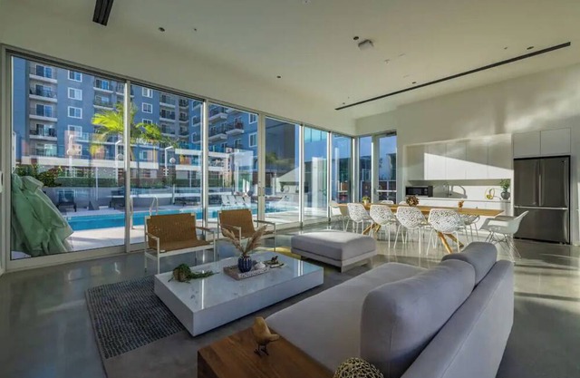 Luxury 1 bdr apt w pool and jacuzzi near the Beach