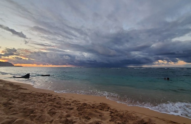 North Shore Ocean and Mountain Views Steps to Aweoweo Beach Park Pet friendly