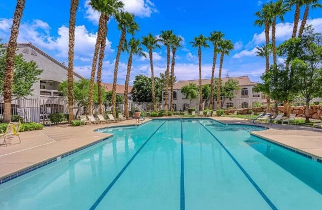 Urban Elegance: Carnegie, Henderson Hideaway