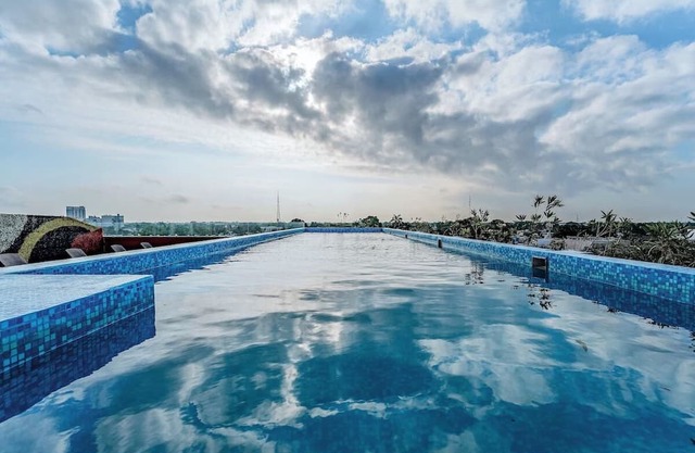 Enjoy Our Rooftop Pool & Comfortable Room near Cultural Landmarks