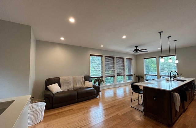 Charming 2-bedroom house quiet and close to everything the city has to offer!