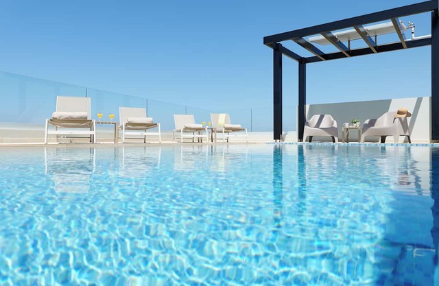 2 Steps Restaurants/supermarkets & Maleme Beach/no car Needed /new Built Villa