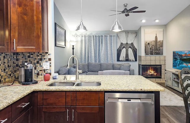 Perfect Haven for Healthcare & Corporate Pros - Master Suite with private bath