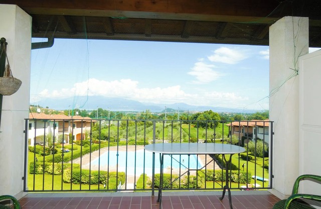 Three-room flat in residence with garage, swimming pool and lake view