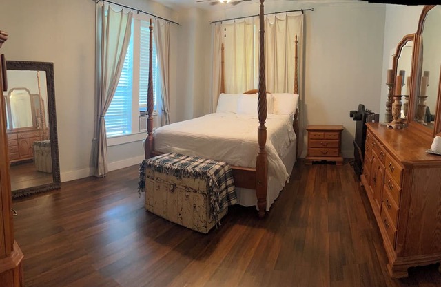 Charming farmhouse just five minutes away from Grenada Lake.