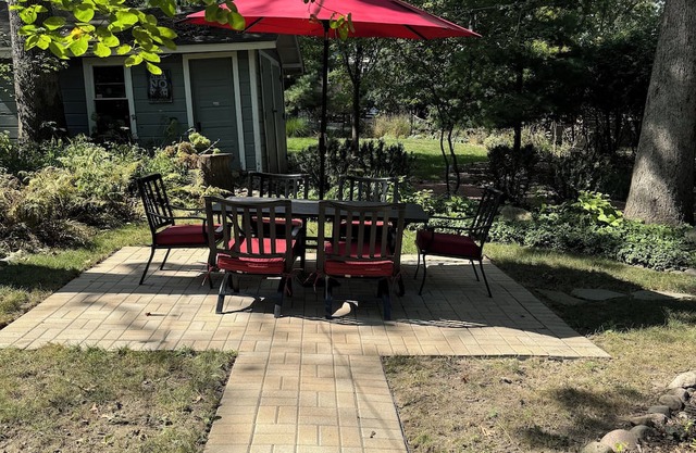 Charm 3 Bed, 2 Bath, close to Geneva Lake, restaurants and shops.