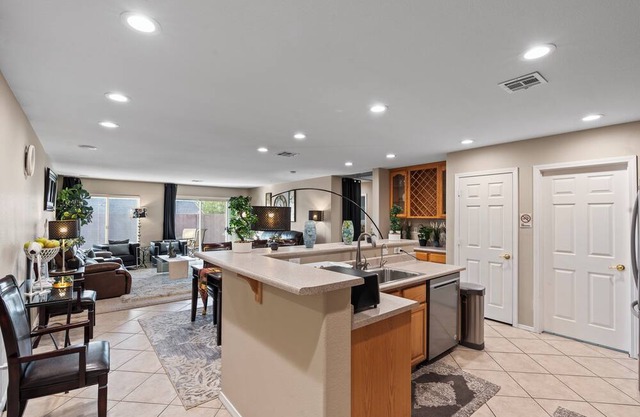 Spacious single story 4-bedroom house with WiFi and AC in pleasant Henderson