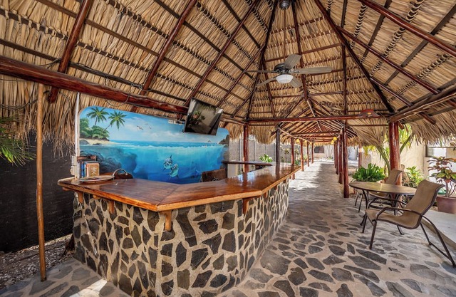 Cozy Beachside Studio with Pool and Free WiFi
