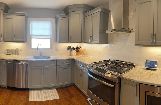 Ideal 3-bed/ 2 BA unit close to NYC with WiFi, AC, Outdoor Gas Grill, Fire Pit!