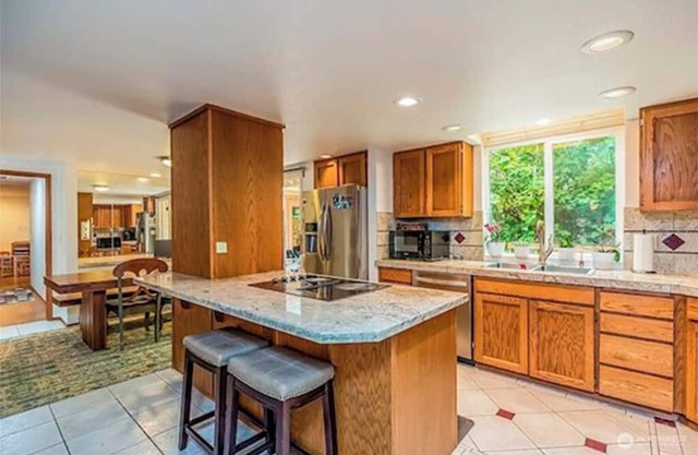 10 min walk to Downtown - Large 7 bedroom house