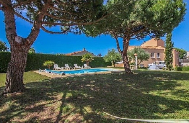 Villa 11/13 persons 300m beach large private pool