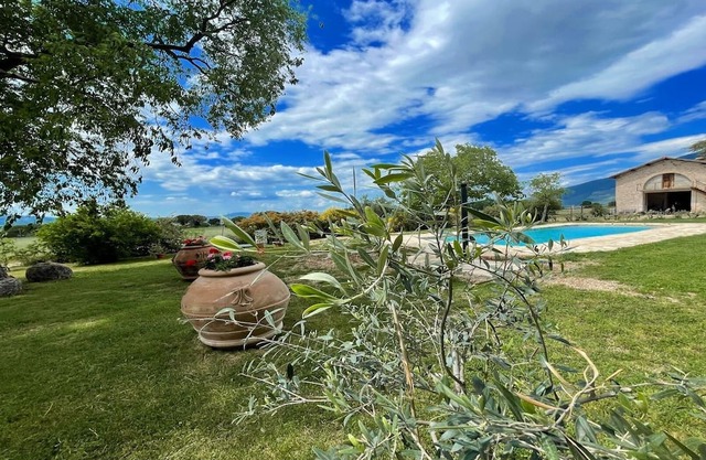Spoleto Biofarm - All Year pool + shops and bars