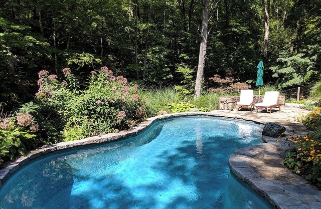 Cheerful 4 Bedroom Country Home w/Pool on 3.5 acres. Near cute towns & hiking!