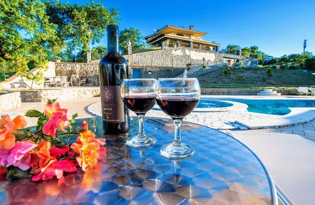 Lake View/exc Luxury Villa, Pool+jacuzzi/sleeps for 24