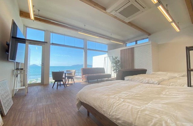 Only 1 pair per day] This villa overlooks the ocean and is directly connected to the beach. Enjoy your own spectacular view.