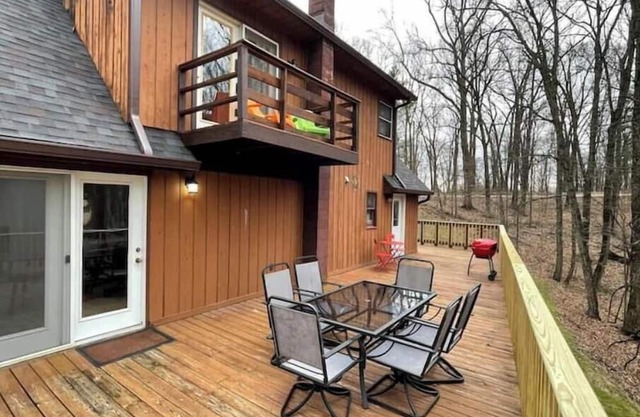 Peaceful home minutes from town. Hot tub, fire pit, game room. Dog friendly!