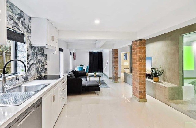 Unit in Inner Brisbane with Movie Room and Parking