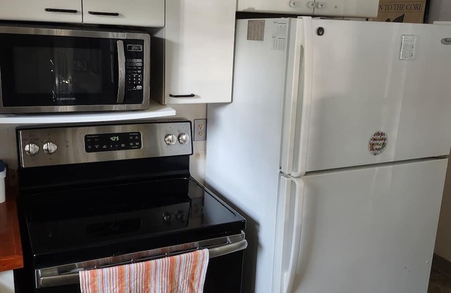 Pet Friendly One Bedroom House Clinton CT Minutes to Water Train and Downtown