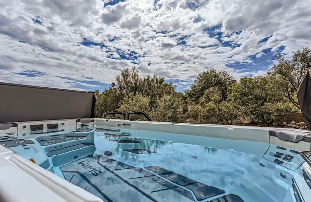 Sonoran Desert Oasis + Close to everything!