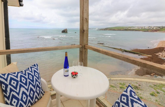11 THURLESTONE ROCK, pet friendly, with pool in Hope Cove